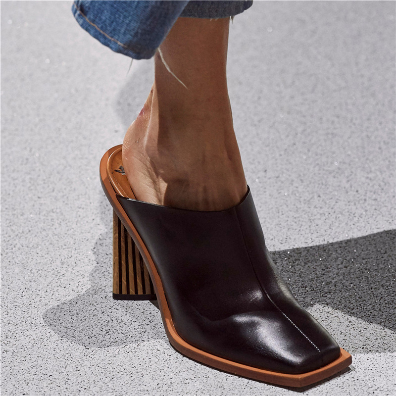 Mules de mujer de pasarela generosas, de forma cuadrada y esculpidas