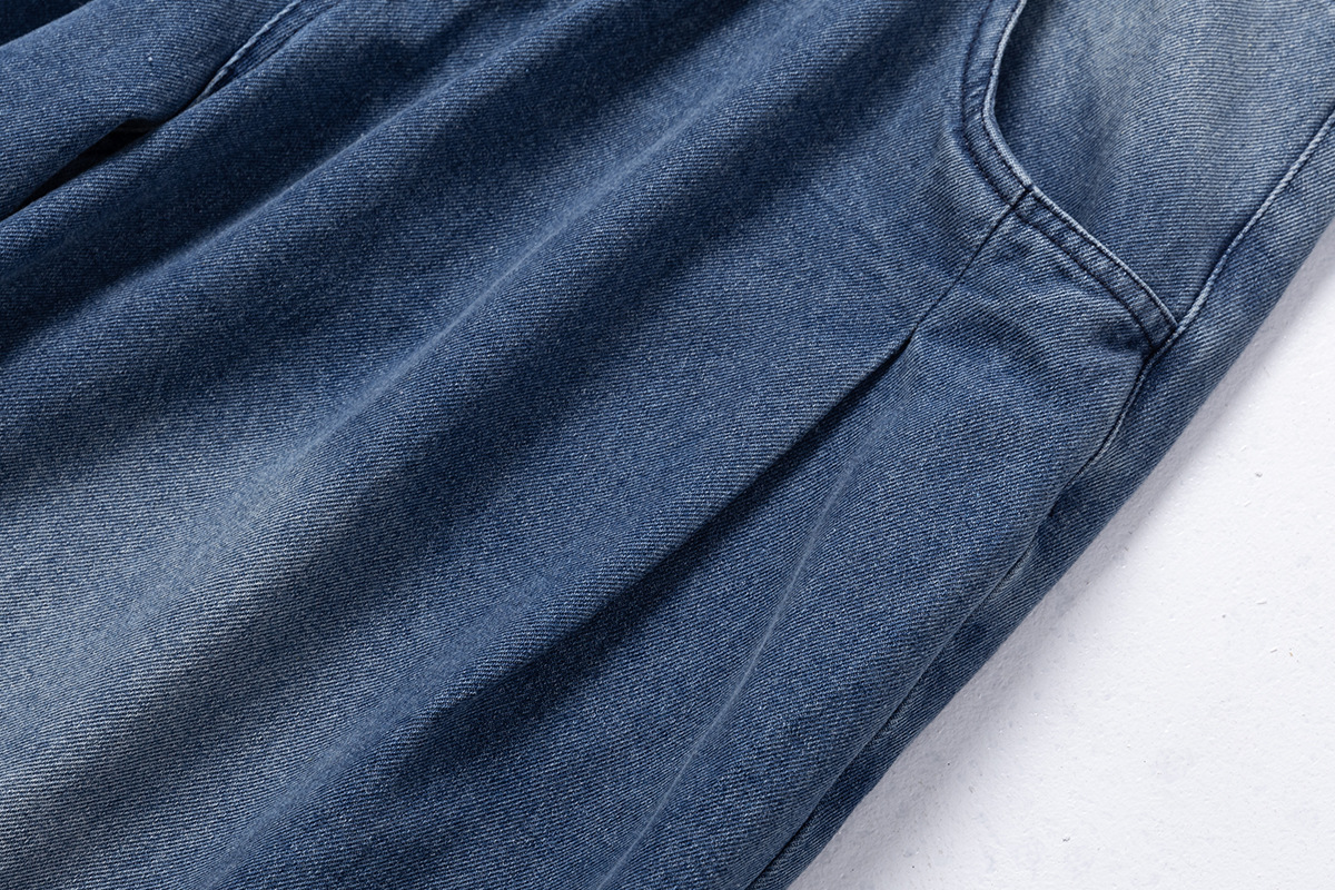 Jeans de mezclilla desgastada de corte relajado