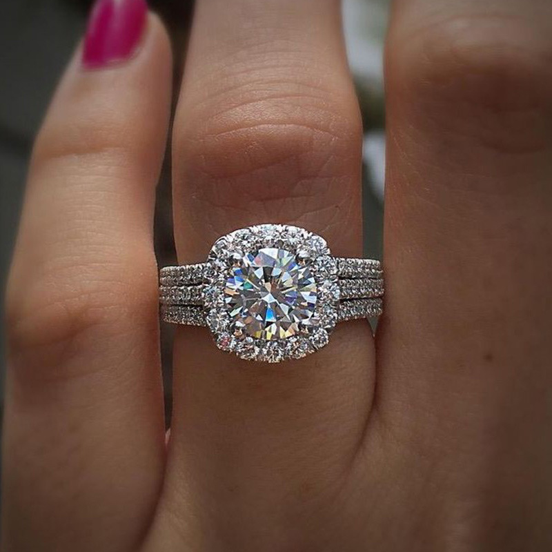 Anillo metálico incrustado de circonio cúbico