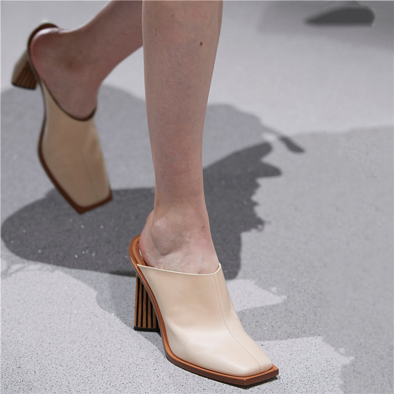 Mules de mujer de pasarela generosas, de forma cuadrada y esculpidas