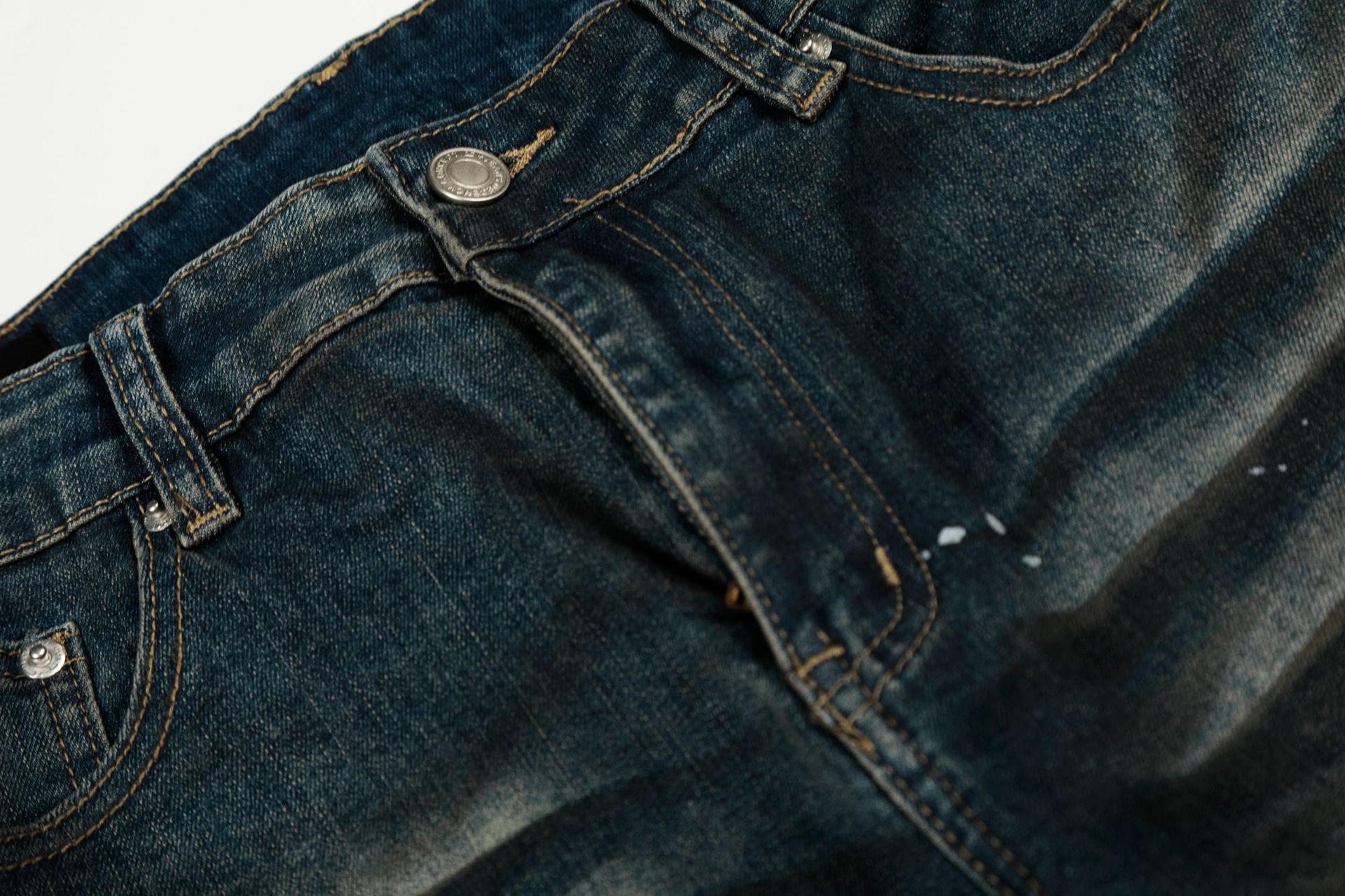 Urban Premium Pantalones acampanados ajustados con salpicaduras desgastadas