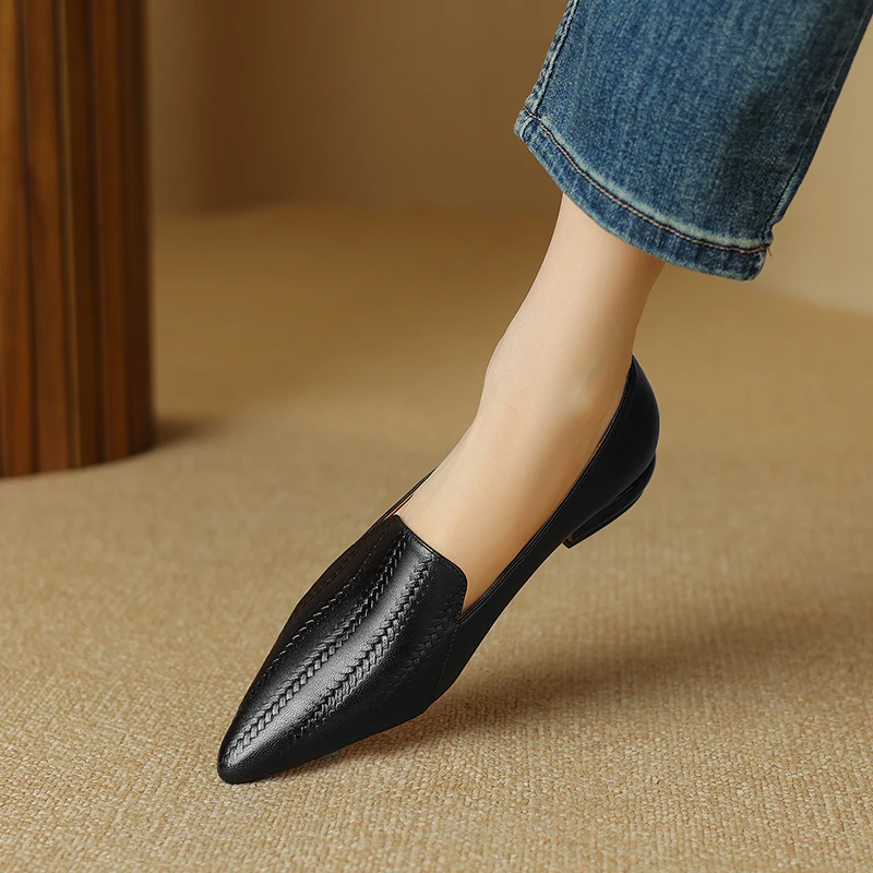Zapatos de tacón kitten de piel de cordero premium con punta almendra