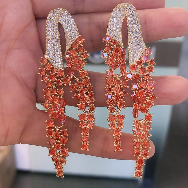 Aretes colgantes de flecos de circonita bañados en oro