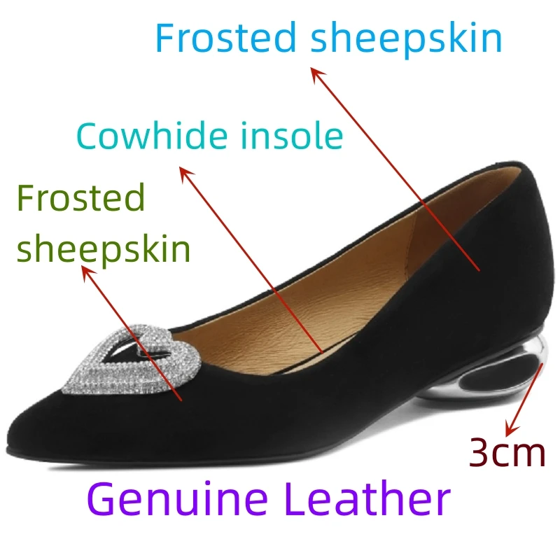 Zapato de tacón kitten liso con una sola tachuela en color almendra