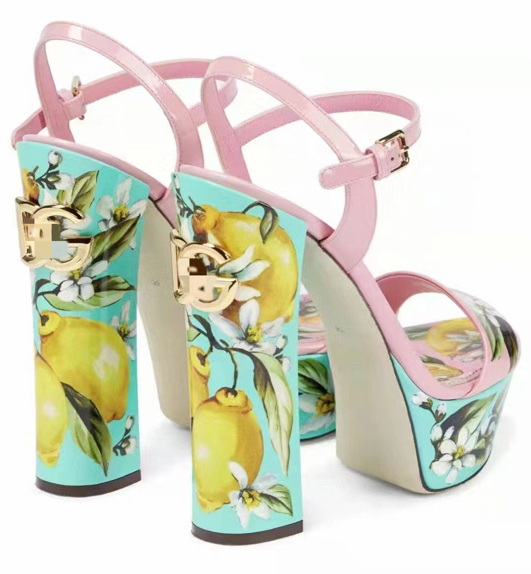 Botas geniales con patrón botánico y sandalias romanas elevadas