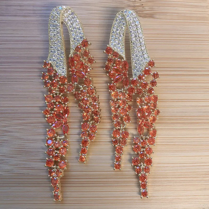 Aretes colgantes de flecos de circonita bañados en oro