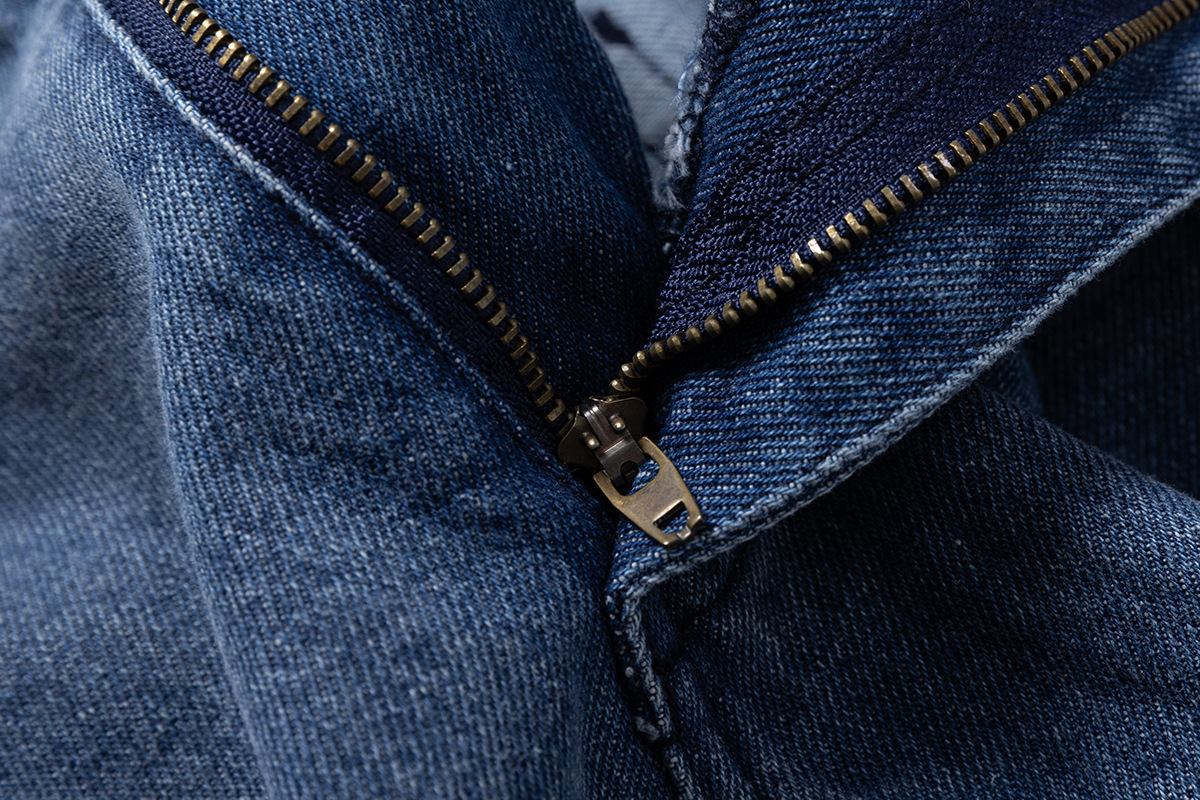 Jeans de mezclilla desgastada de corte relajado