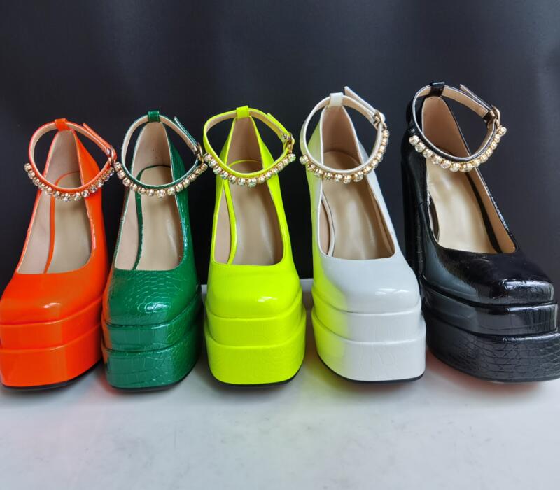 Tacones gruesos para señoras con cristales y estampado de reptil en verde oliva oscuro