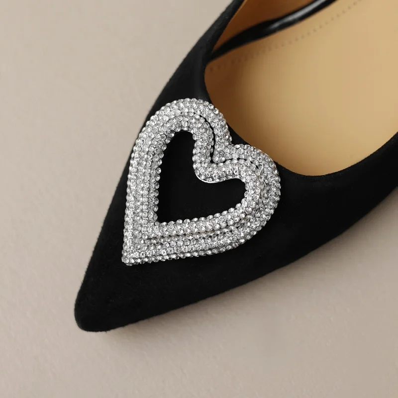 Zapato de tacón kitten liso con una sola tachuela en color almendra