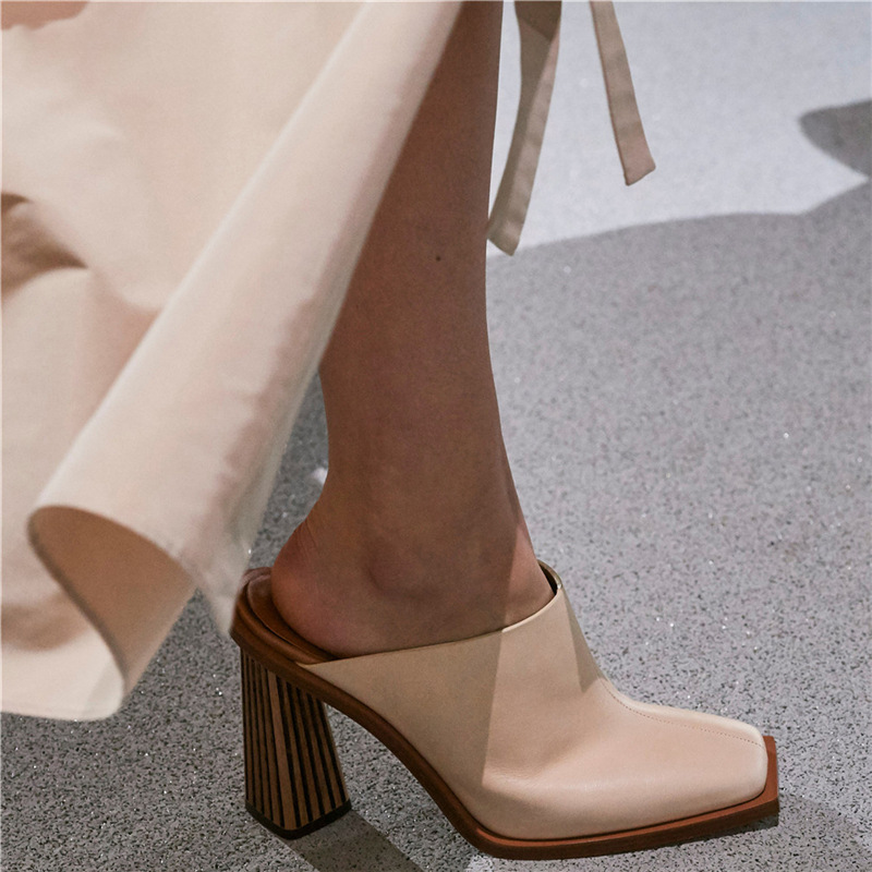 Mules de mujer de pasarela generosas, de forma cuadrada y esculpidas