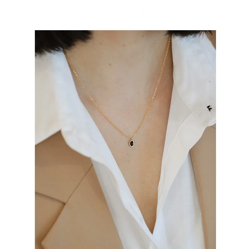 Collar minimalista delicado de piedra oscura