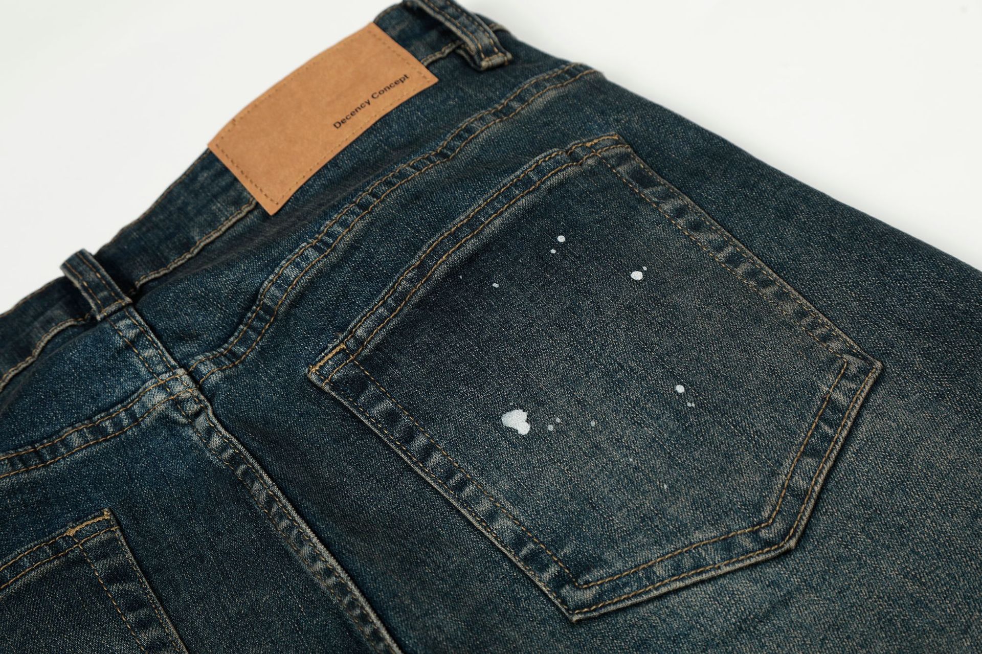 Urban Premium Pantalones acampanados ajustados con salpicaduras desgastadas