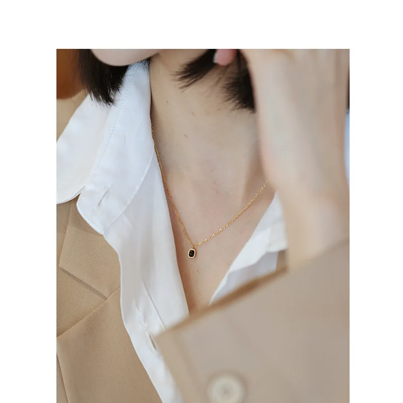 Collar minimalista delicado de piedra oscura