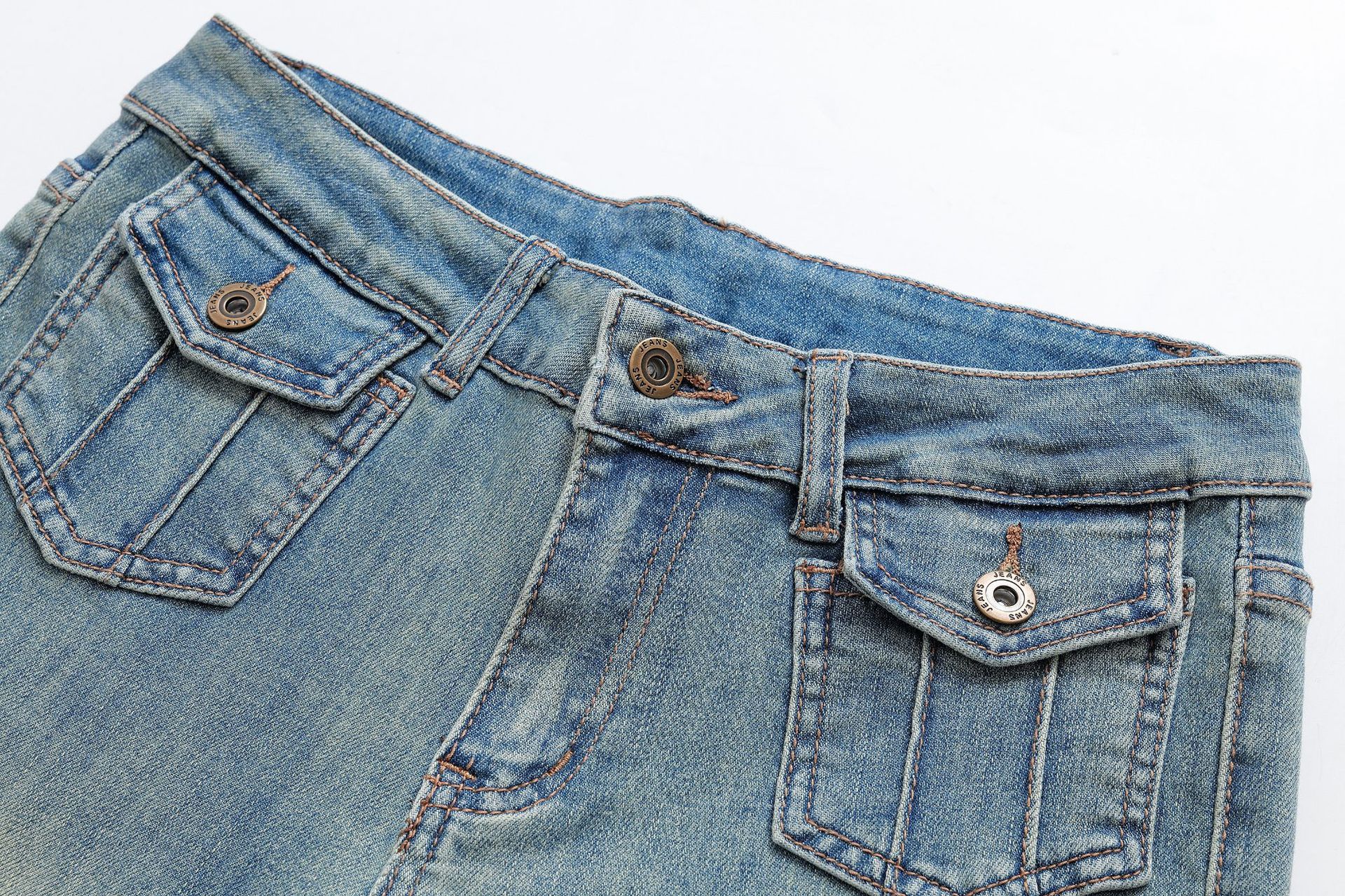 Jeans pitillo acampanados ajustados a la cadera