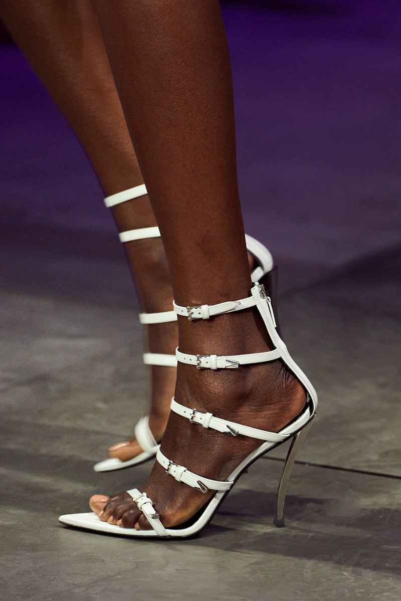 Sandalias de ajuste ancho de tacón stiletto para mujer con punta almendra y tiras