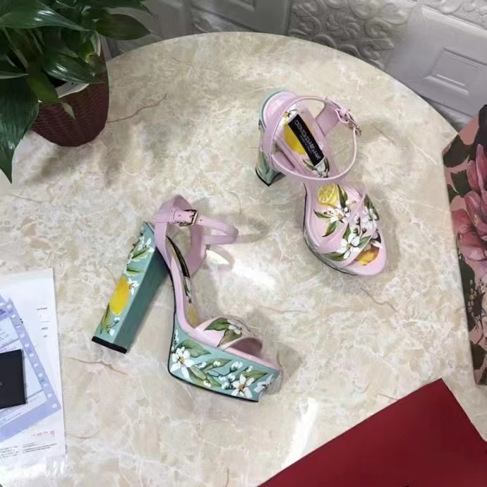 Botas geniales con patrón botánico y sandalias romanas elevadas