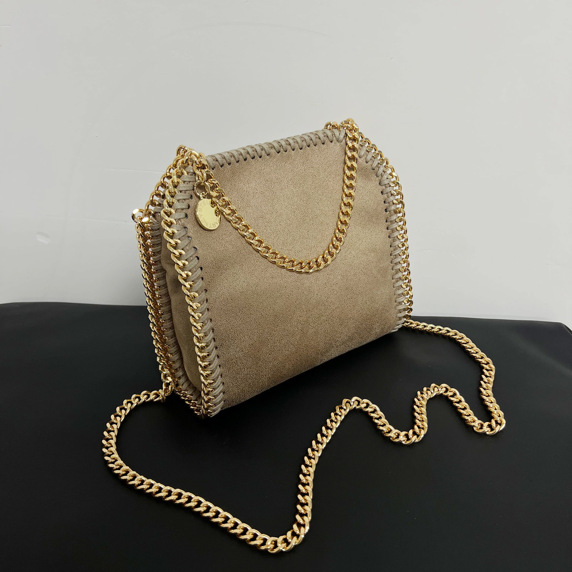 Bolso satchel para mujer con costura de diamante y eslabón