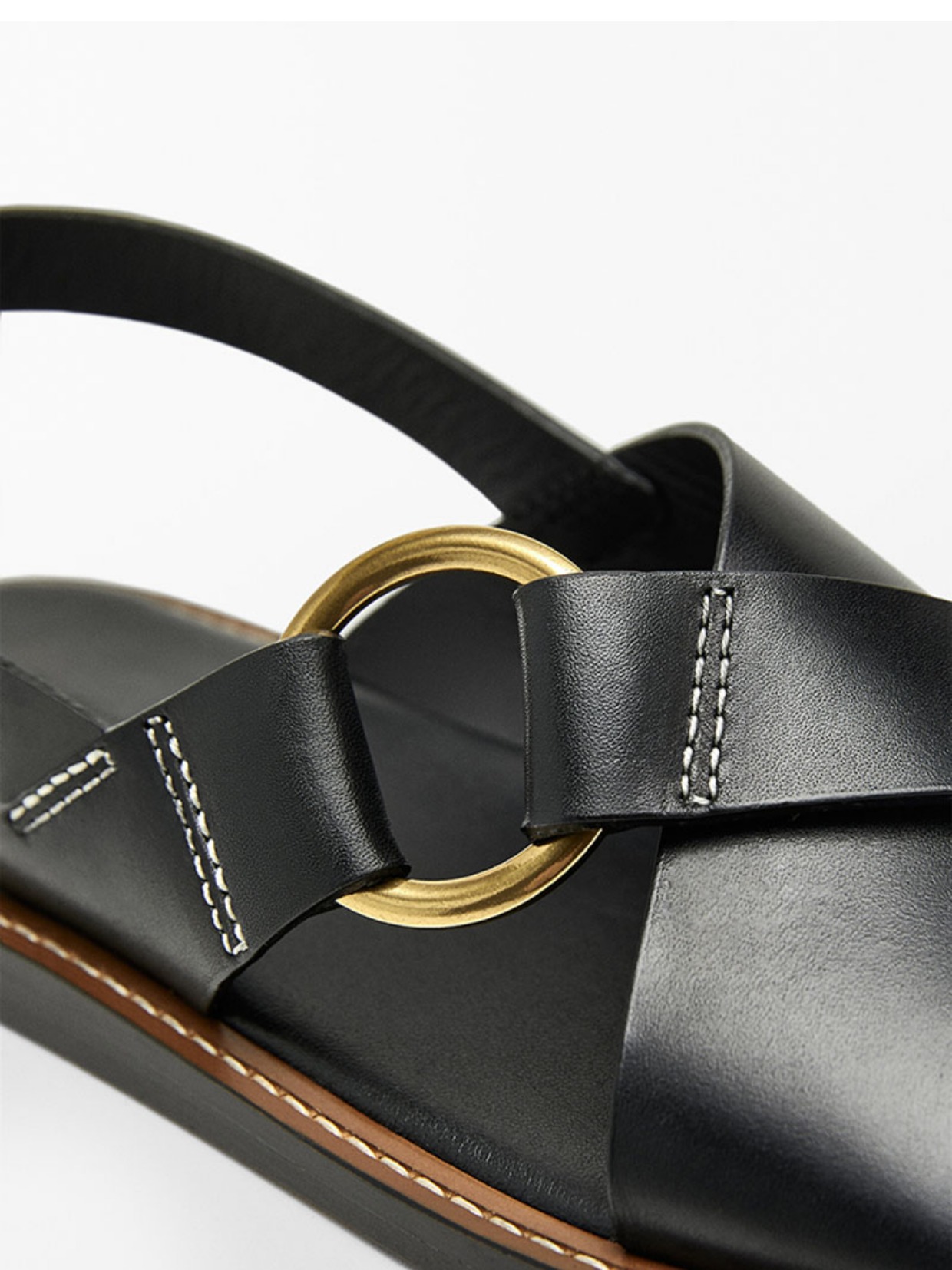 Sandalias envolventes de gladiador en microfibra oscura