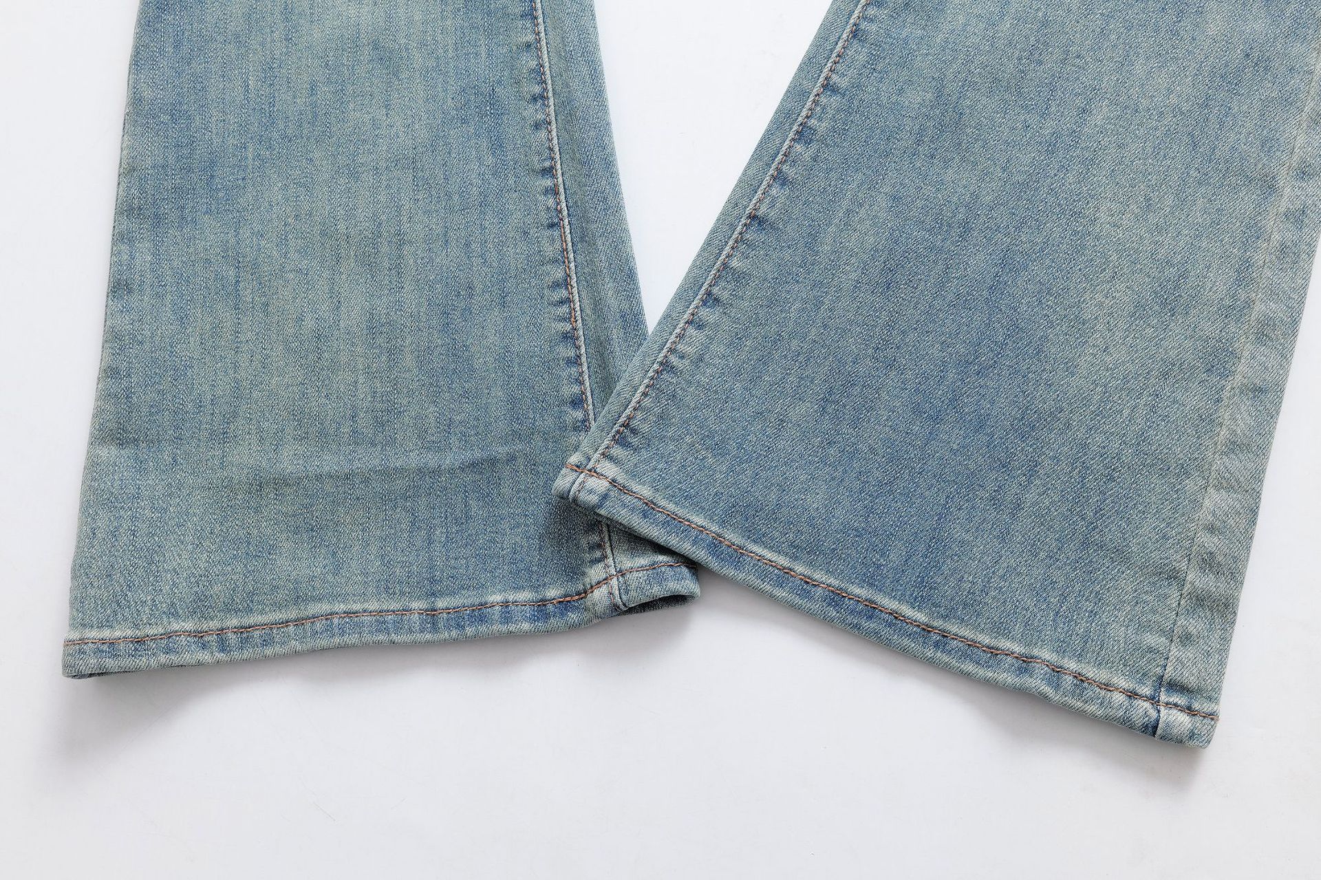 Jeans pitillo acampanados ajustados a la cadera