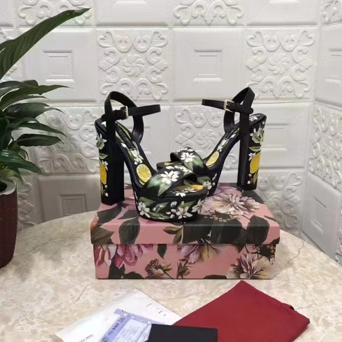 Botas geniales con patrón botánico y sandalias romanas elevadas