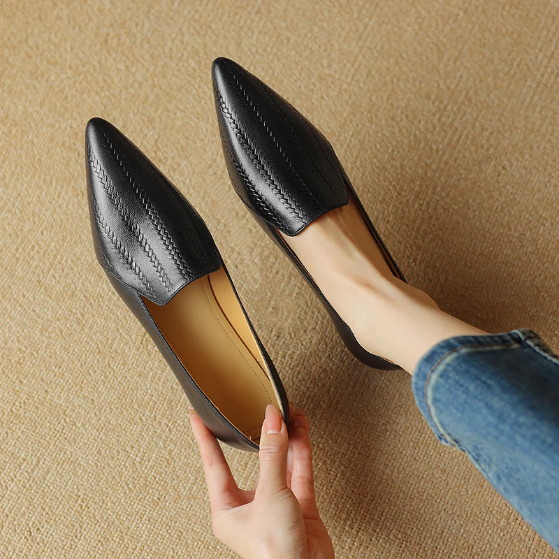 Zapatos de tacón kitten de piel de cordero premium con punta almendra