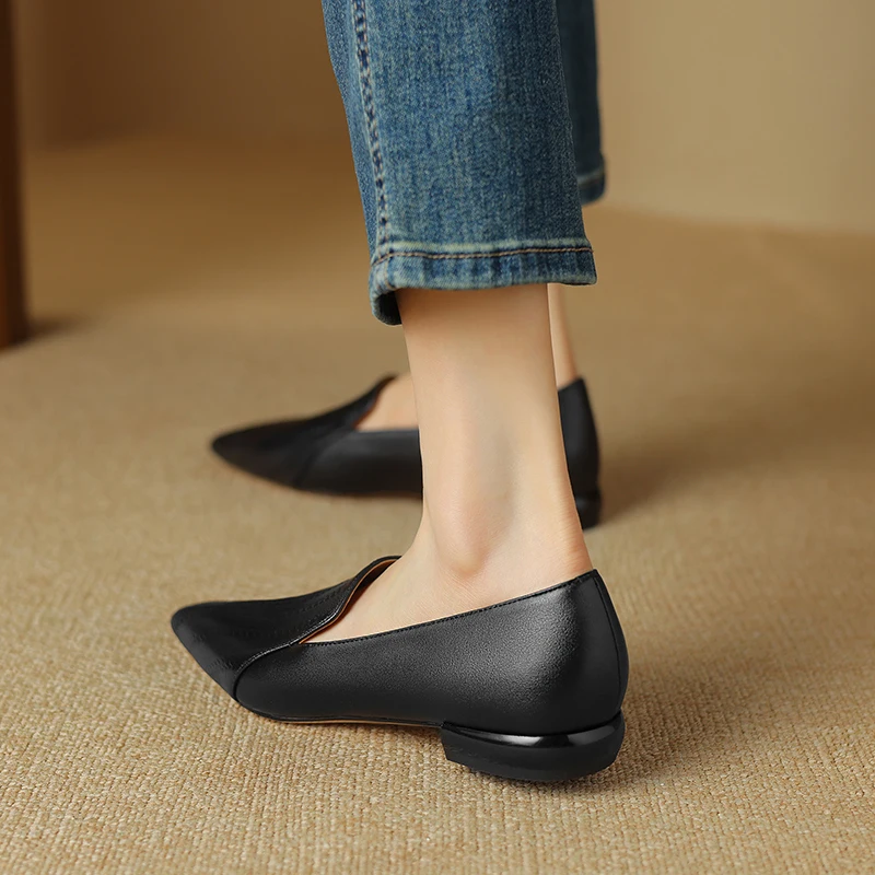 Zapatos de tacón kitten de piel de cordero premium con punta almendra