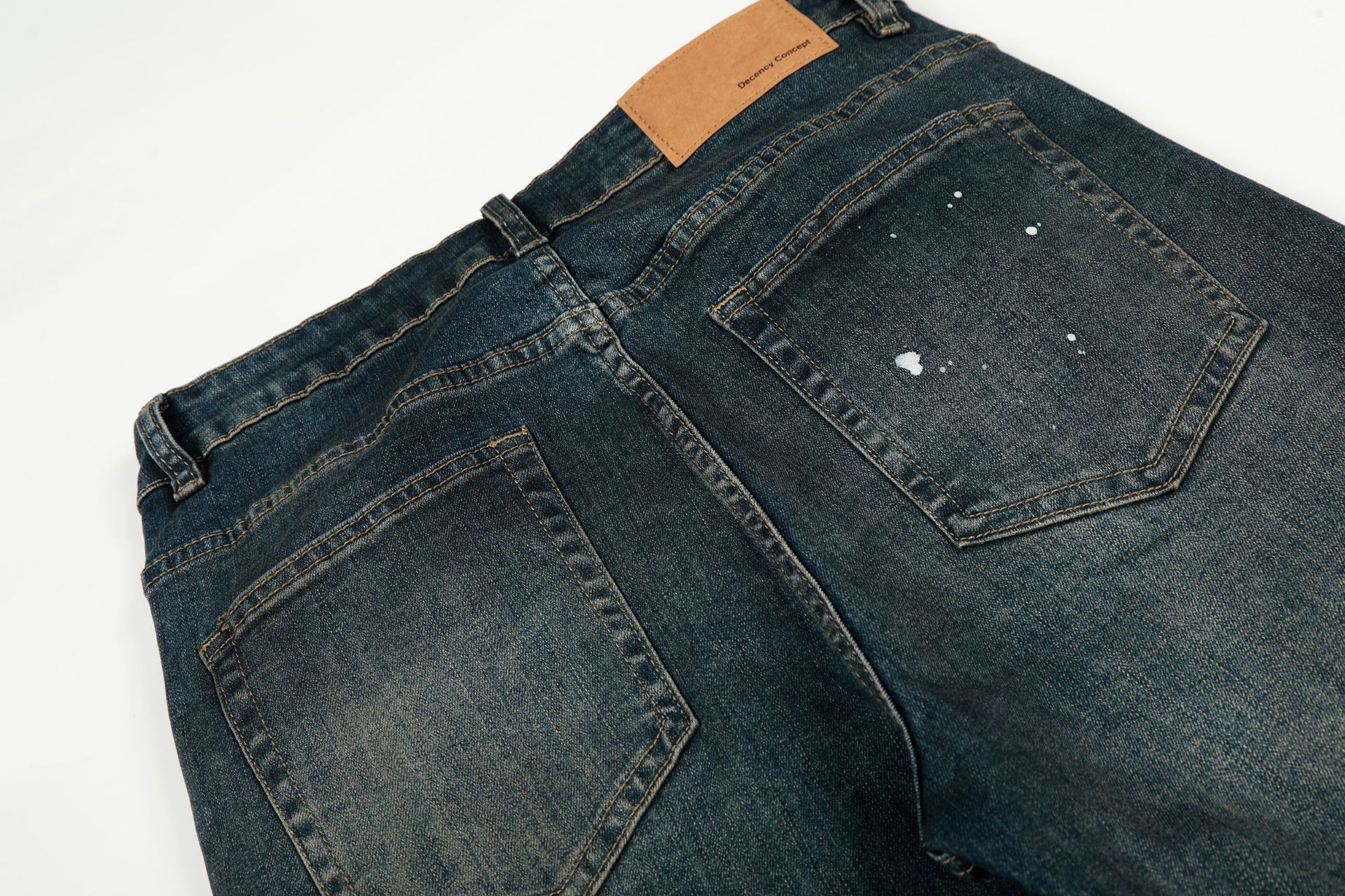Urban Premium Pantalones acampanados ajustados con salpicaduras desgastadas