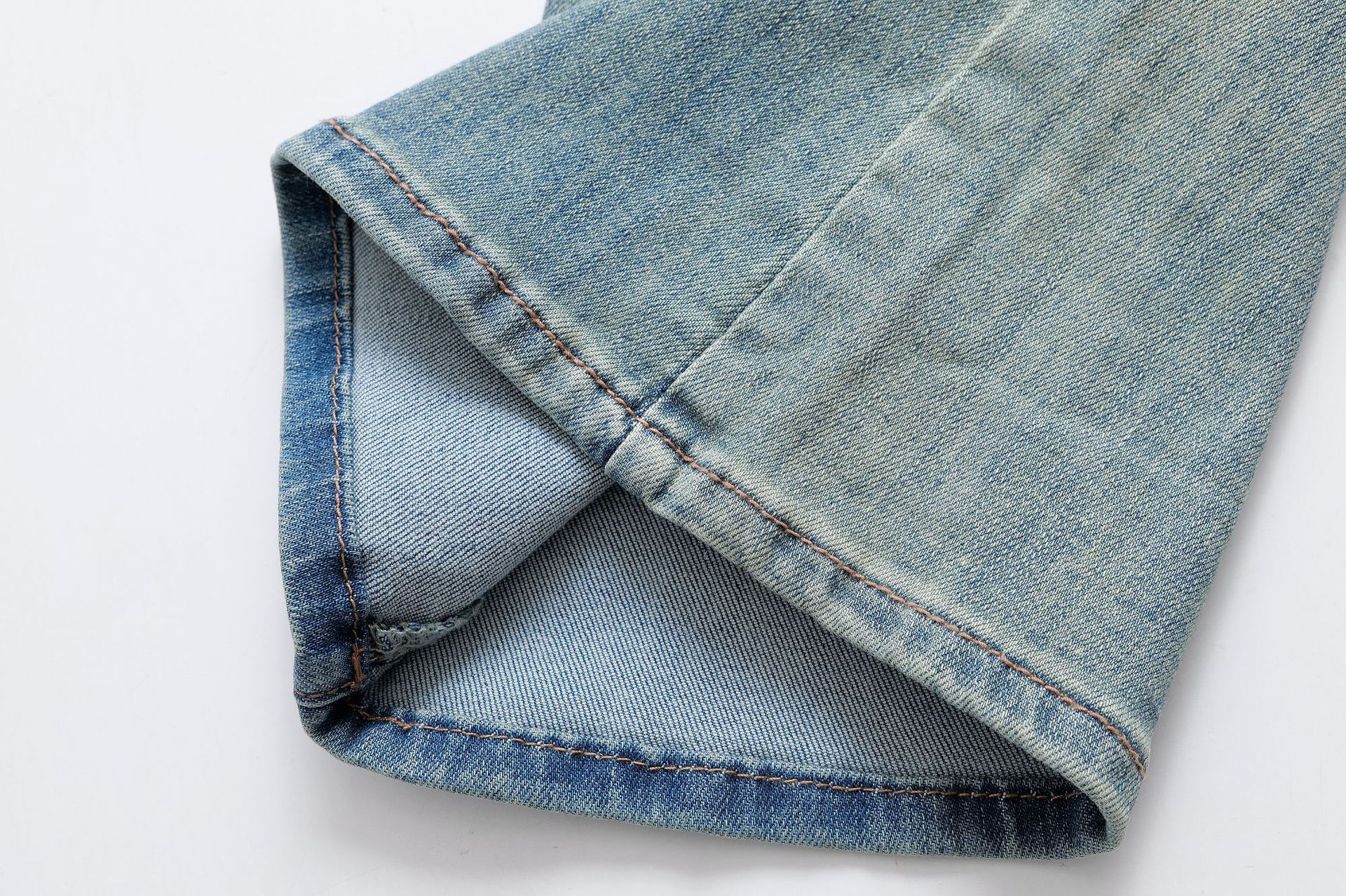 Jeans pitillo acampanados ajustados a la cadera