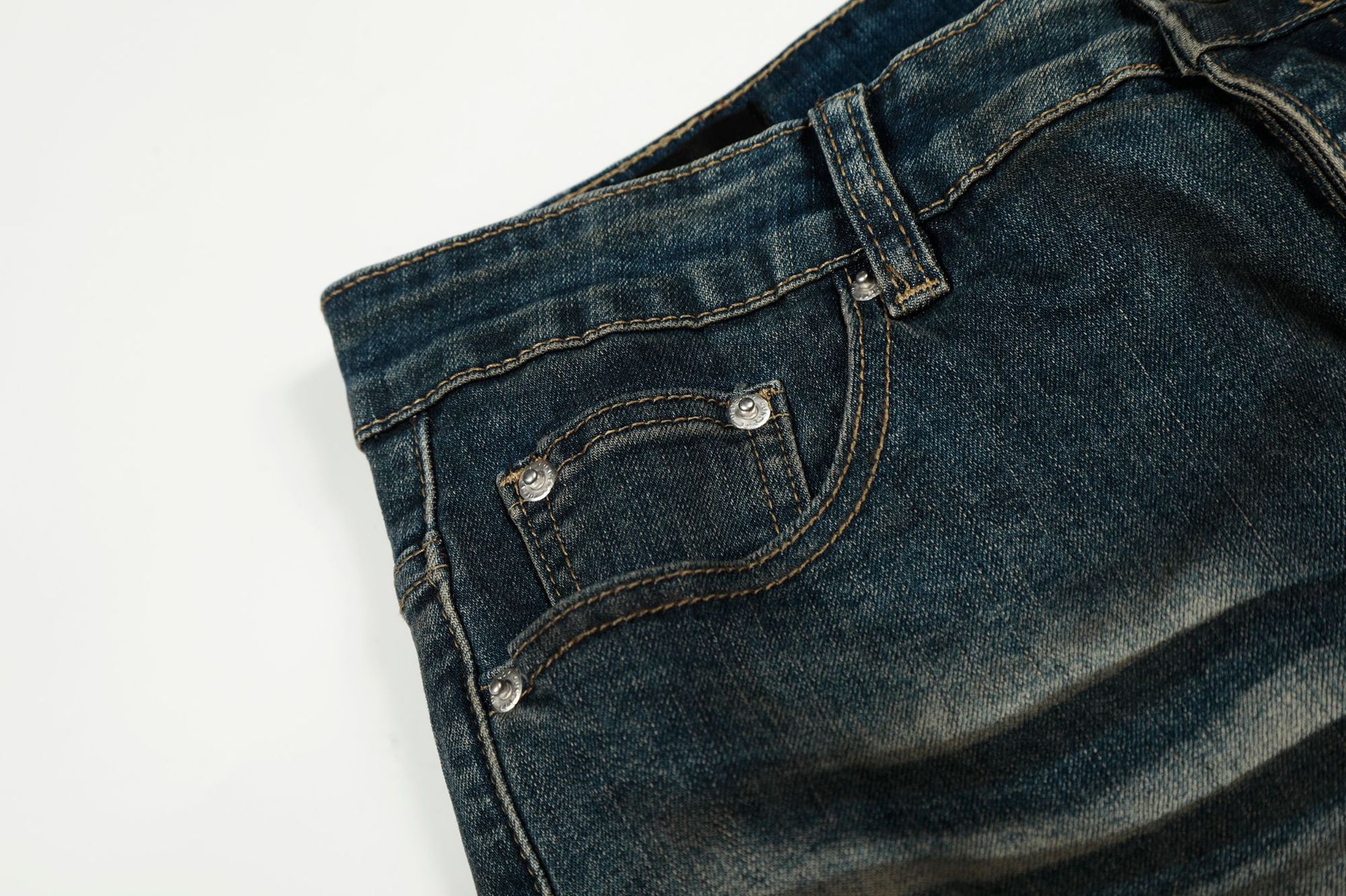 Urban Premium Pantalones acampanados ajustados con salpicaduras desgastadas