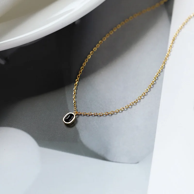 Collar minimalista delicado de piedra oscura