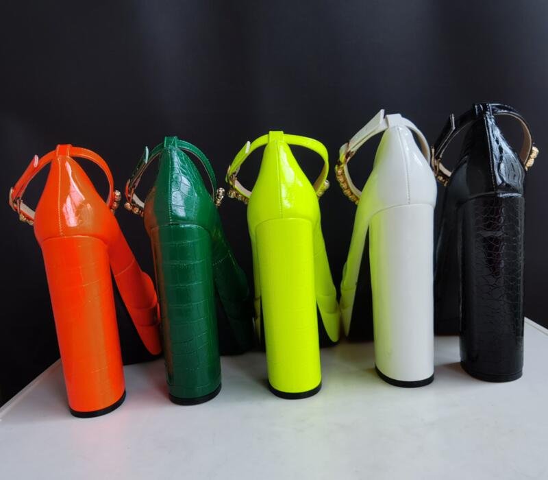 Tacones gruesos para señoras con cristales y estampado de reptil en verde oliva oscuro