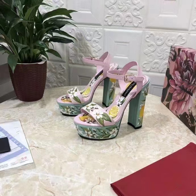 Botas geniales con patrón botánico y sandalias romanas elevadas