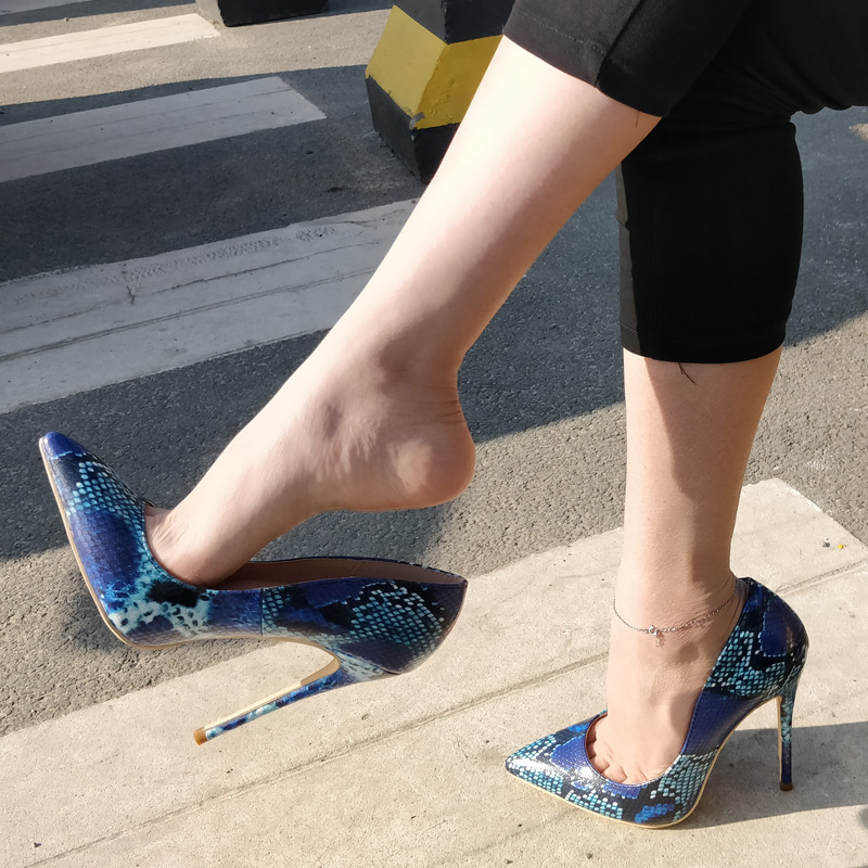 Glamorosos stilettos de punta cónica en cobalto