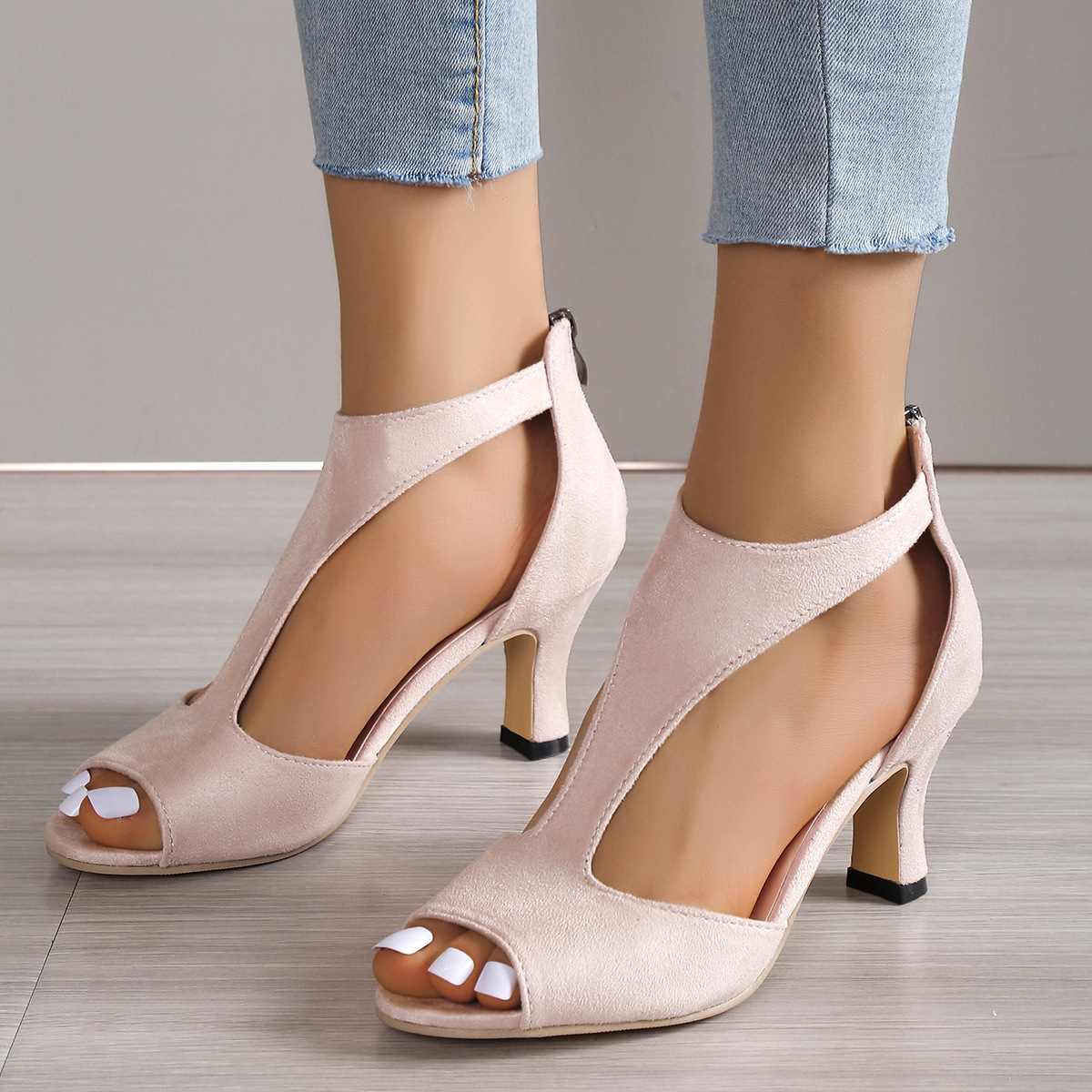 Sandalias anchas y ventiladas de gladiador con tacón de aguja y punta descubierta