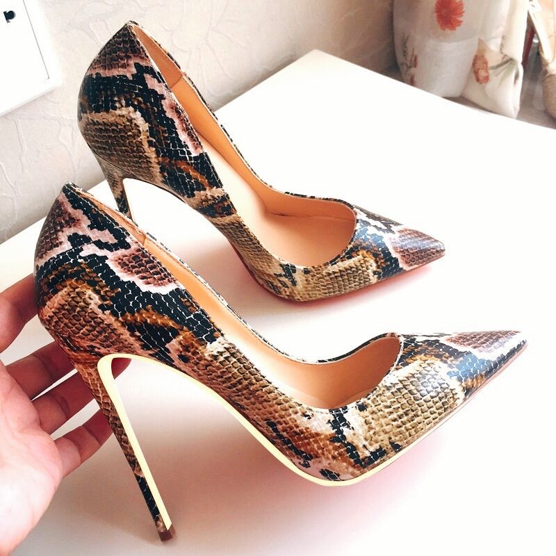 Glamorosos stilettos de punta cónica en cobalto
