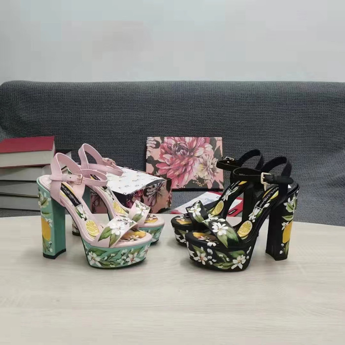Botas geniales con patrón botánico y sandalias romanas elevadas
