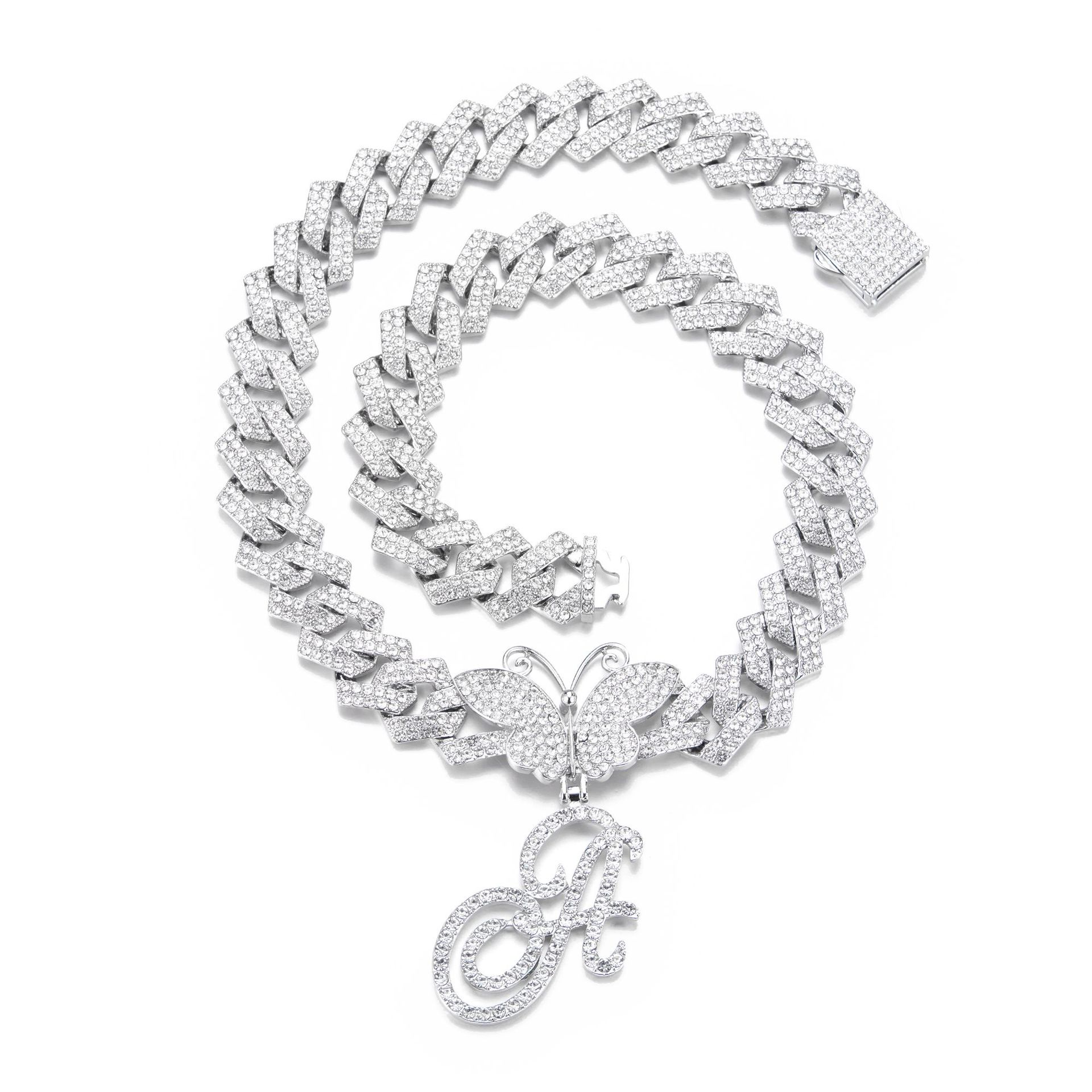 Collar de inicial alada con strass voluminoso
