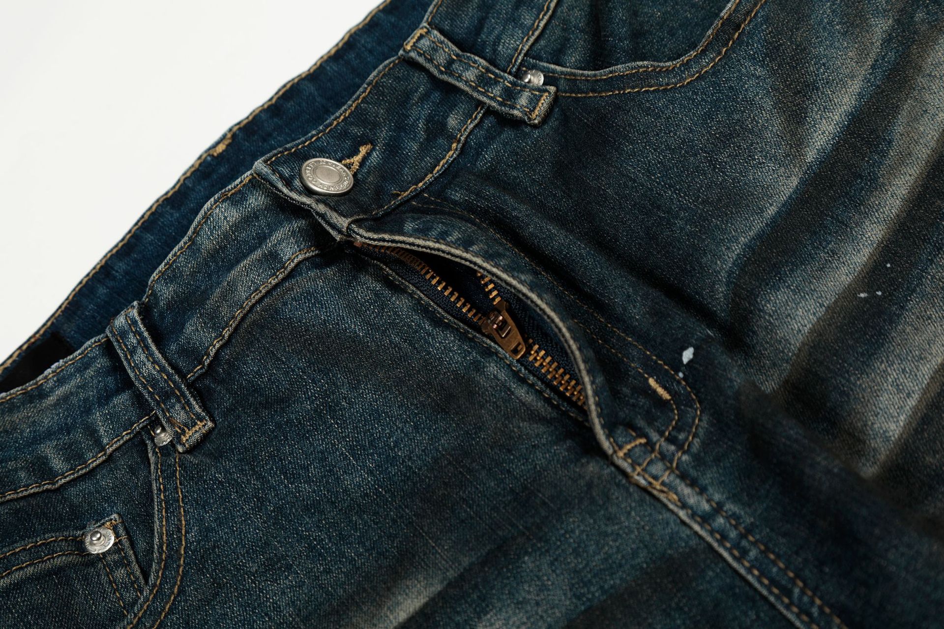 Urban Premium Pantalones acampanados ajustados con salpicaduras desgastadas