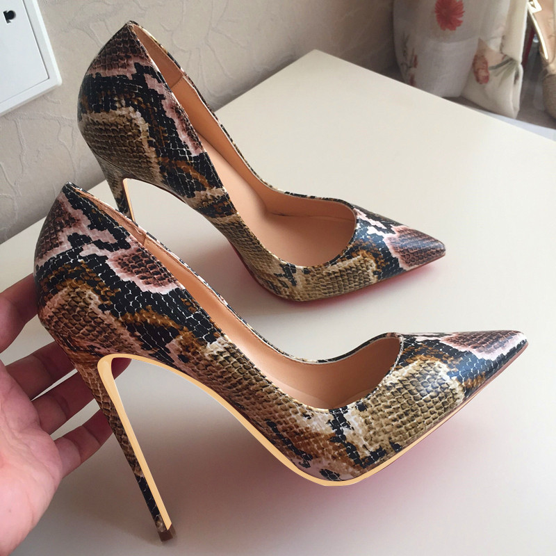 Glamorosos stilettos de punta cónica en cobalto