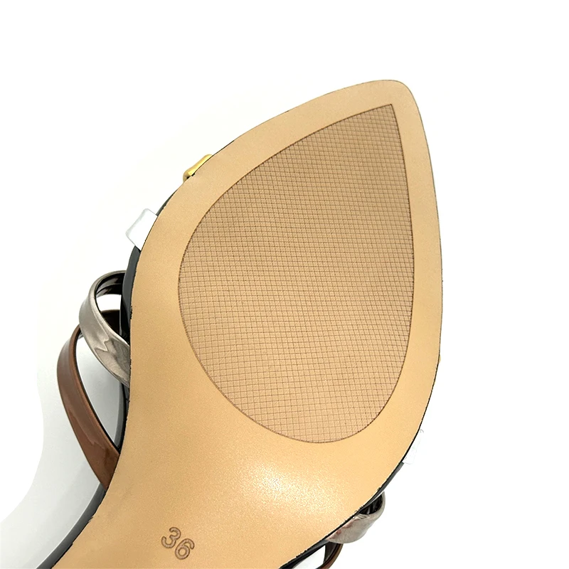 Mujeres slippers de noche de ajuste ancho con tacón stiletto y recortes
