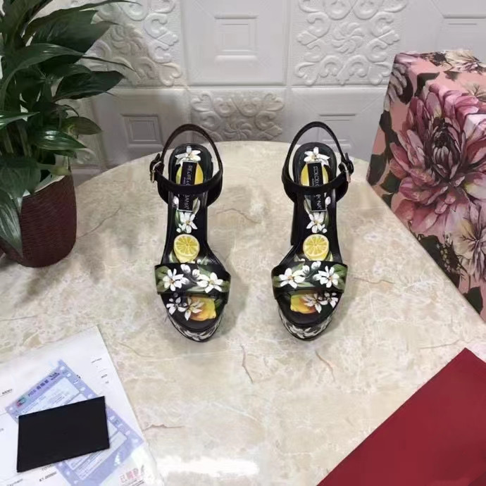 Botas geniales con patrón botánico y sandalias romanas elevadas