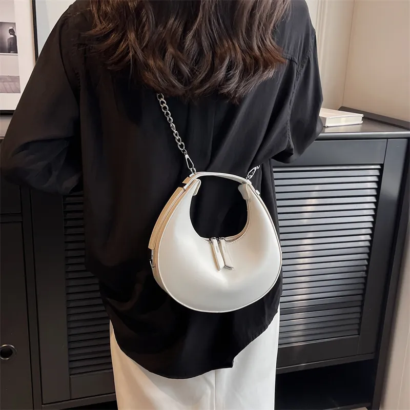 Mini bolso hobo metálico para mujer con correa de eslabones
