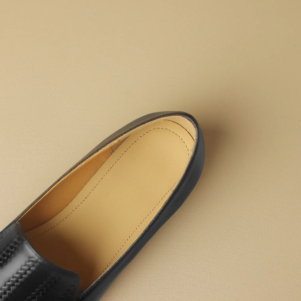 Zapatos de tacón kitten de piel de cordero premium con punta almendra