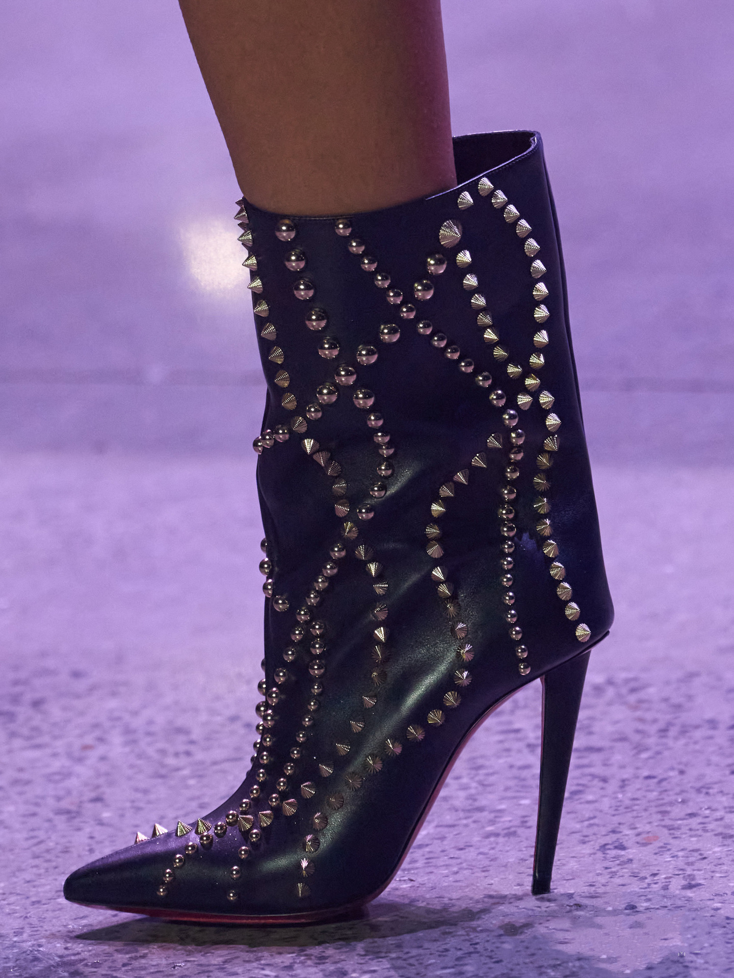 Botines de tacón de aguja con tachas y punta cónica
