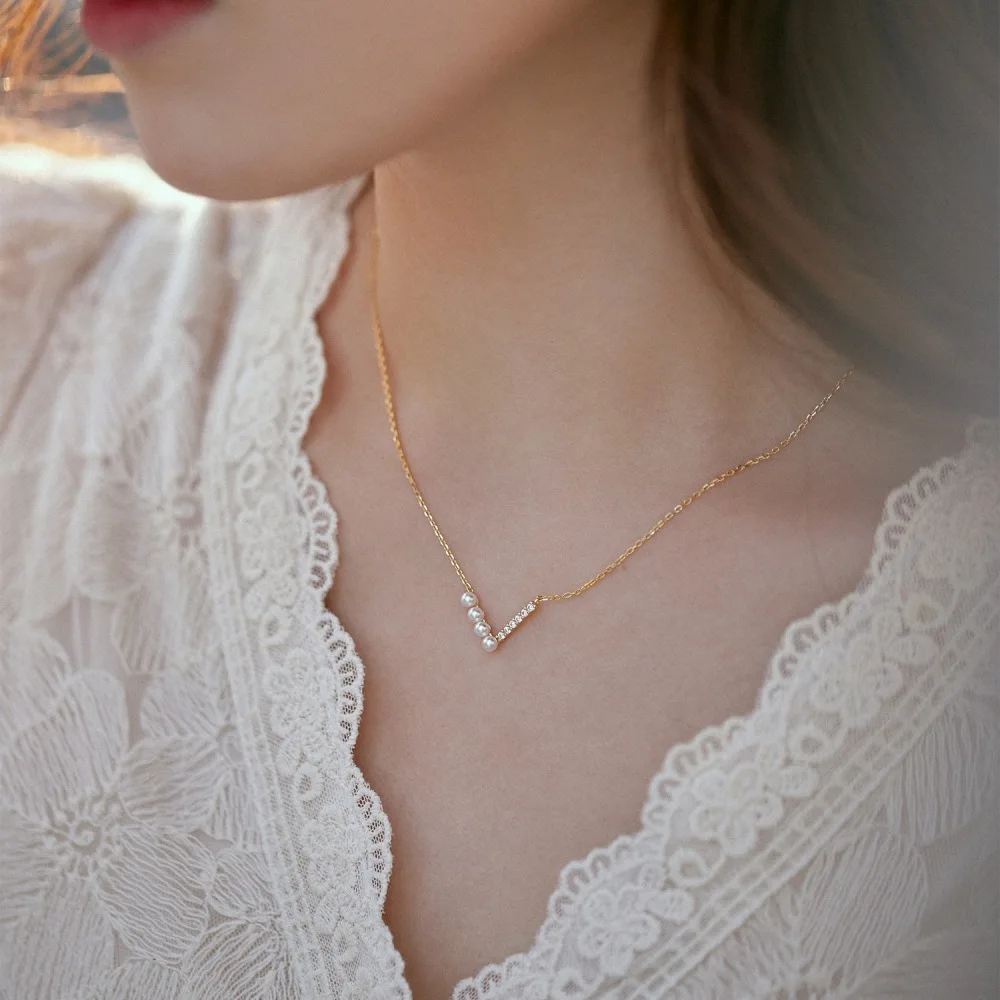 Refinado collar con colgante de gema de corte en V