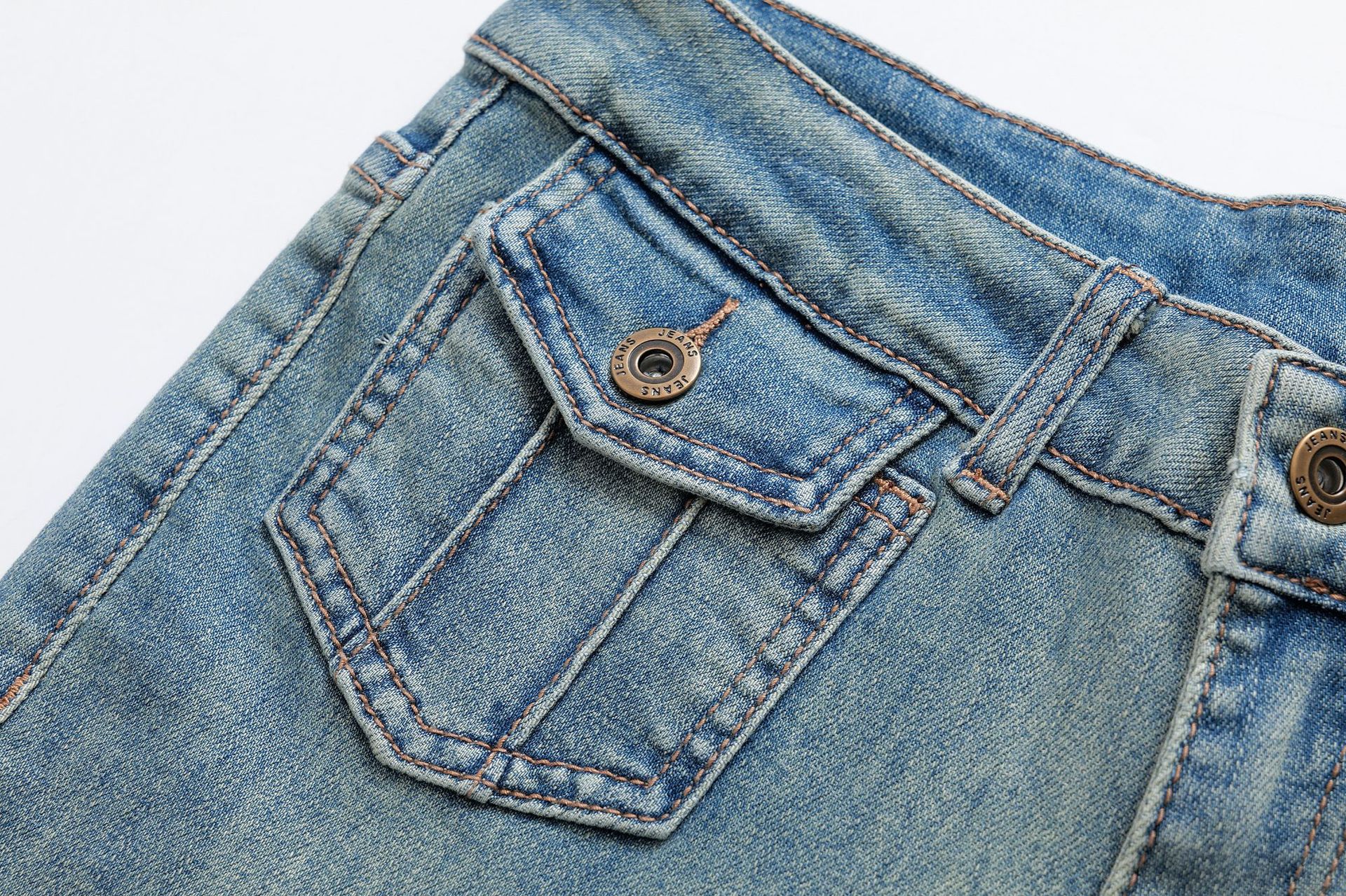 Jeans pitillo acampanados ajustados a la cadera