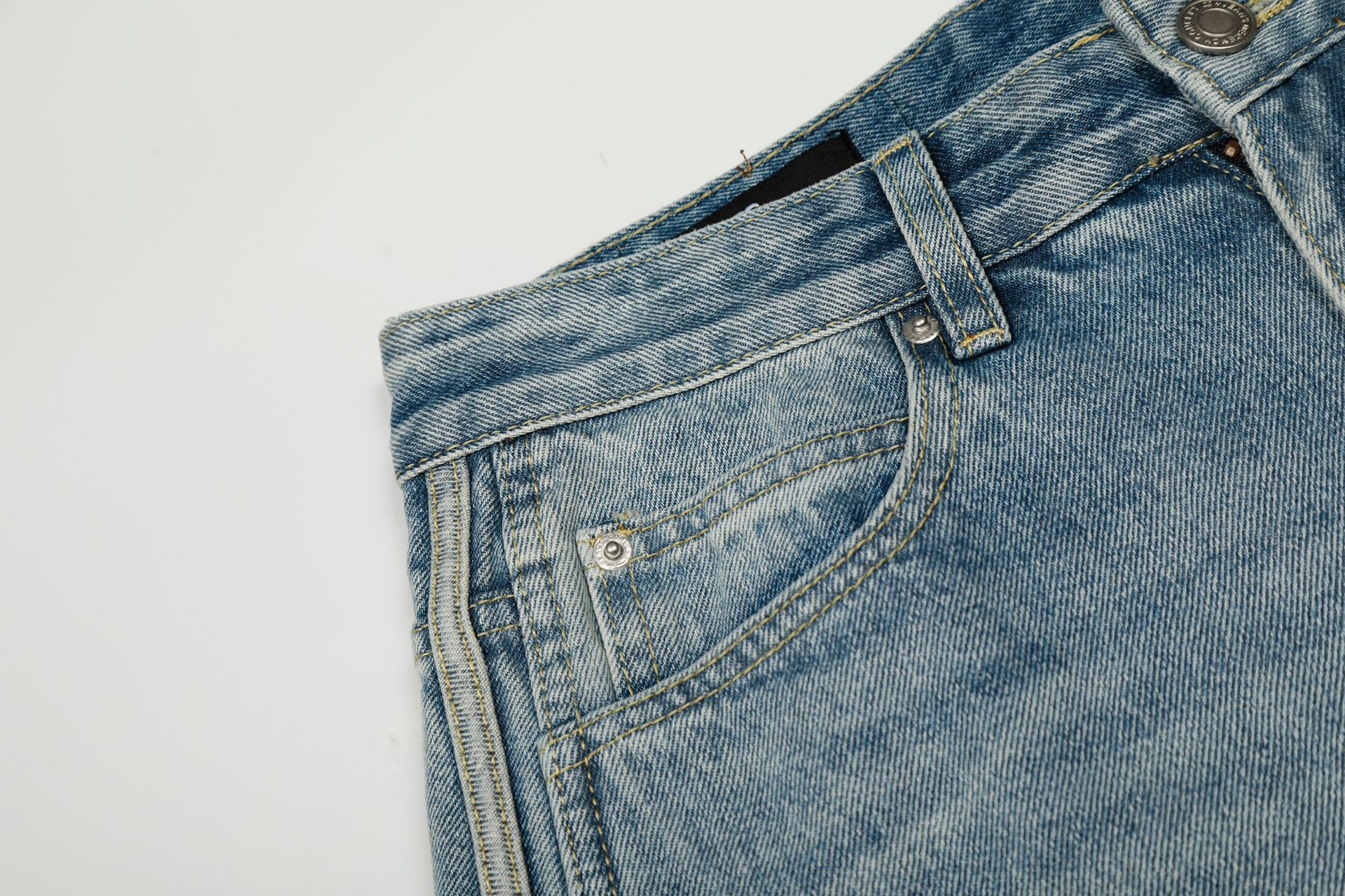 Pantalones vaqueros holgados retro de índigo lavado a la piedra con ribete de contraste