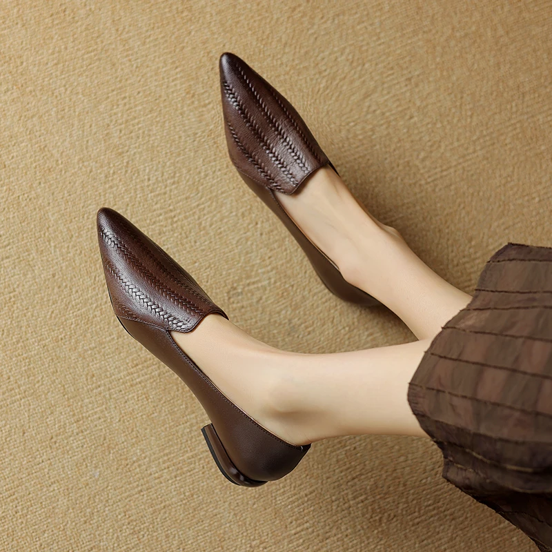Zapatos de tacón kitten de piel de cordero premium con punta almendra