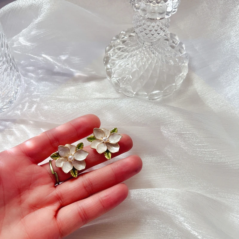 Aretes florales retro de cuentas falsas para mujer
