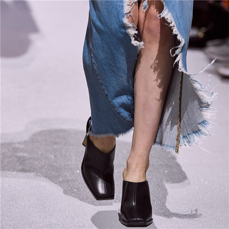 Mules de mujer de pasarela generosas, de forma cuadrada y esculpidas